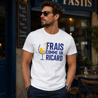 Homme portant le t-shirt apéro Ricard Frais comme un Ricard verre, coupe décontractée