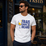 Homme portant le t-shirt apéro Ricard Frais comme un Ricard verre, coupe décontractée