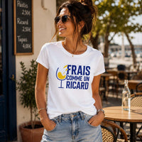 Femme portant le t-shirt humoristique Frais comme un Ricard verre, look apéro décontracté