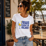 Femme portant le t-shirt humoristique Frais comme un Ricard verre, look apéro décontracté