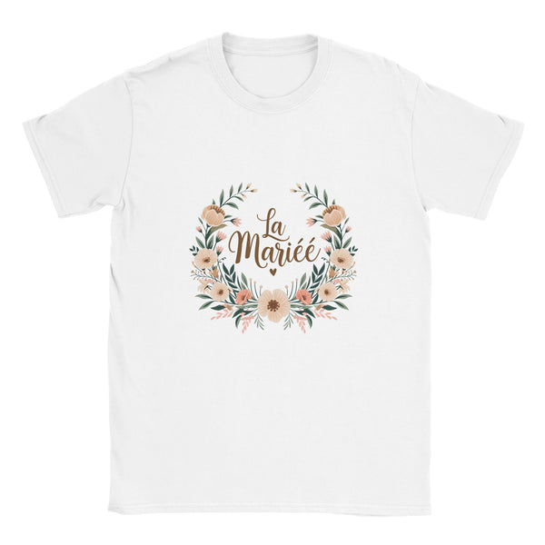 Future mariée portant le T-Shirt EVJF La mariée fleur lors de son enterrement de vie de jeune fille, entourée de ses amies.