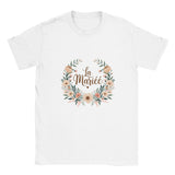 Future mariée portant le T-Shirt EVJF La mariée fleur lors de son enterrement de vie de jeune fille, entourée de ses amies.