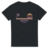 T-shirt Waikiki aux motifs tropicaux sur une plage ensoleillée.