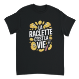 T-shirt avec l’inscription "La raclette c’est la vie", porté par un fan de fromage en pleine dégustation.