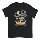 T-shirt avec le message "Raclette Un Jour, Raclette Toujours", porté lors d'une soirée raclette conviviale entre amis.