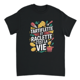 T-shirt avec le message "Tartiflette Raclette C’est la Vie" porté lors d’un dîner chaleureux autour d’un appareil à raclette.