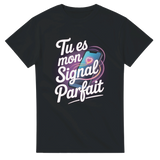 T-shirt couple amour avec le message "Tu es mon signal parfait" pour un duo amoureux.