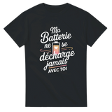 T-shirt couple drôle avec le message "Ma batterie ne se décharge jamais avec toi" pour un duo énergique.