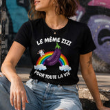 Mockup photoréaliste d'une femme souriante portant un t-shirt noir avec le visuel humoristique « Le même zizi pour toute la vie », représentant une aubergine violette sur un arc-en-ciel avec une licorne et des nuages. Le modèle est assis dans un décor urbain coloré avec des graffitis, mettant en valeur un t-shirt drôle et original pour cadeau humoristique, EVJF, anniversaire ou couple.