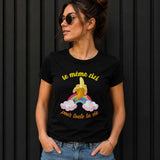 femme portant un t-shirt noir avec le visuel humoristique « Le même zizi pour toute la vie », représentant une banane épluchée sur un arc-en-ciel entouré de nuages. Modèle féminin en jean devant un fond noir moderne, idéal pour une boutique de vêtements humoristiques et un cadeau original pour enterrement de vie de jeune fille, anniversaire ou couple.