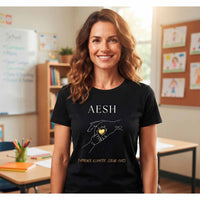 T-shirt noir de femme porté par une AESH dans une école, avec le design 