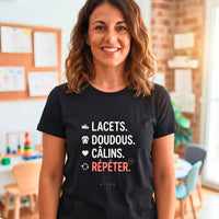 T-shirt noir de femme porté par une Atsem dans une classe de maternelle, avec le design 
