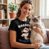 T-shirt noir pour femme en coton, porté par une jeune femme souriante qui serre un vrai chat Ragdoll dans ses bras, dans un salon douillet avec des plantes et des livres en arrière-plan. Le design du T-shirt "RAGDOLL - FOND DANS LES BRAS" avec le chaton illustré est clairement visible