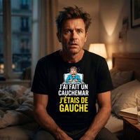 T-shirt noir en coton porté par un homme assis sur le bord de son lit, l'air anxieux au réveil, avec l'illustration 