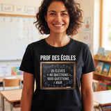 T-shirt noir de femme en situation dans une salle de classe, imprimé avec le visuel 'PROF DES ÉCOLES' et l'équation '25 ÉLÈVES × 40 QUESTIONS = 1000 QUESTIONS / JOUR' sur une ardoise entourée de mains levées.