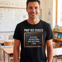 T-shirt noir pour homme porté par un enseignant souriant dans une salle de classe de primaire, avec le design 
