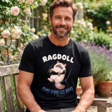 T-shirt noir pour homme porté par un homme barbu souriant dans un jardin ensoleillé, avec l'illustration "RAGDOLL - FOND DANS LES BRAS" et le chaton Siamois enlaçant un corps
