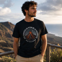 T-shirt volcan noir pourhomme avec slogan souvenir de La Réunion "J'ai survécu au Piton de la Fournaise", porté au Piton des Neiges