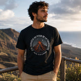 T-shirt volcan noir pourhomme avec slogan souvenir de La Réunion "J'ai survécu au Piton de la Fournaise", porté au Piton des Neiges