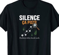 T-shirt noir humour chasse silence ça piste empreintes de sanglier et loupe – cadeau chasseur traqueur