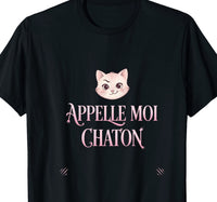 Tee-shirt noir pour femme avec un chaton malicieux et le lettrage rose griffé appelle moi chaton