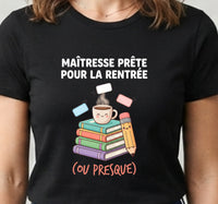 Tee-shirt noir pour femme avec une tasse de café sur une pile de cahiers et des étiquettes qui s'envolent, message maîtresse prête pour la rentrée ou presque
