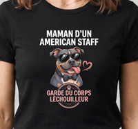 Tee-shirt noir pour femme avec un american staff souriant en nœud papillon donnant une léchouille, message maman d'un american staff garde du corps léchouilleur