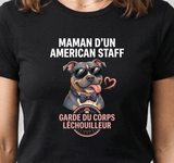 Tee-shirt noir pour femme avec un american staff souriant en nœud papillon donnant une léchouille, message maman d'un american staff garde du corps léchouilleur