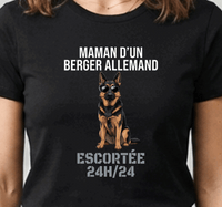 Tee-shirt noir pour femme avec un berger allemand en lunettes de garde du corps et le message maman d'un berger allemand, escortée 24h/24