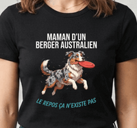 Tee-shirt noir pour femme avec un berger australien bondissant sur un frisbee et le message le repos ça n'existe pas, humour maman d'aussie