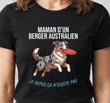 Tee-shirt noir pour femme avec un berger australien bondissant sur un frisbee et le message le repos ça n'existe pas, humour maman d'aussie