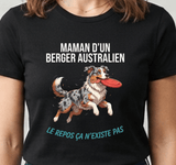 Tee-shirt noir pour femme avec un berger australien bondissant sur un frisbee et le message le repos ça n'existe pas, humour maman d'aussie