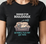 Tee-shirt noir pour femme illustrant un bouledogue français endormi qui ronfle, message humour maman d'un bouledogue qui ronfle plus fort que papa