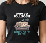 Tee-shirt noir pour femme illustrant un bouledogue français endormi qui ronfle, message humour maman d'un bouledogue qui ronfle plus fort que papa