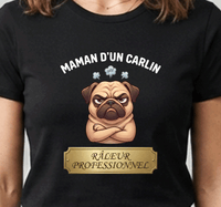 Tee-shirt noir pour femme avec un carlin grognon aux pattes croisées et le message humour maman d'un carlin, râleur professionnel