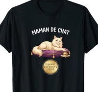 Tee-shirt noir pour femme avec un chat allongé sur un coussin royal tendant la patte vers une clochette, badge personnel de maison certifié