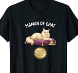 Tee-shirt noir pour femme avec un chat allongé sur un coussin royal tendant la patte vers une clochette, badge personnel de maison certifié
