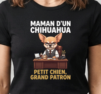 Tee-shirt noir pour femme avec un chihuahua autoritaire derrière son bureau et le message maman d'un chihuahua, petit chien grand patron