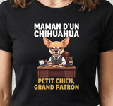 Tee-shirt noir pour femme avec un chihuahua autoritaire derrière son bureau et le message maman d'un chihuahua, petit chien grand patron