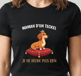 Tee-shirt noir pour femme avec illustration humoristique d'un teckel couronné et le message maman d'un teckel, je ne décide plus rien