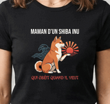 Tee-shirt noir pour femme avec un shiba inu au refus digne et le message maman d'un shiba inu qui obéit quand il veut