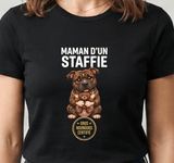 Tee-shirt noir pour femme avec un staffie câlin tenant une peluche et le badge gros nounours certifié, humour maman de staffie
