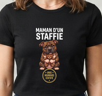 Tee-shirt noir pour femme avec un staffie câlin tenant une peluche et le badge gros nounours certifié, humour maman de staffie