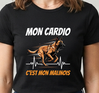 Tee-shirt noir pour femme avec un malinois en pleine course et le message humour mon cardio c'est mon malinois