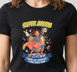 Tee-shirt noir pour femme avec une super-héroïne en cape ouvrant une compote d'une main et nouant un lacet de l'autre, message super ATSEM