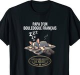 Tee-shirt noir pour homme avec un bouledogue français endormi sur un plaid près d'une télécommande, message papa d'un bouledogue français, partenaire officiel de sieste