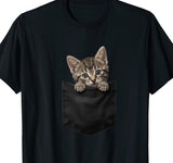 Tee-shirt noir avec un chaton tigré curieux dépassant d'une poche poitrine en trompe-l'œil