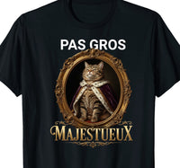 Tee-shirt noir avec le portrait royal d'un gros chat tigré en cape pourpre dans un cadre doré, message pas gros majestueux