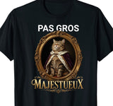 Tee-shirt noir avec le portrait royal d'un gros chat tigré en cape pourpre dans un cadre doré, message pas gros majestueux
