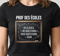 Tee-shirt noir avec un tableau noir d'école et l'équation à la craie 25 élèves fois 40 questions égale 1000 questions par jour, humour prof des écoles